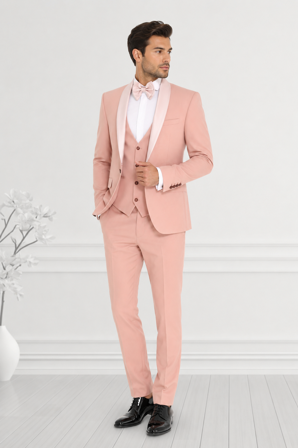 Eleganter Smoking mit Satinrevers in Rosé