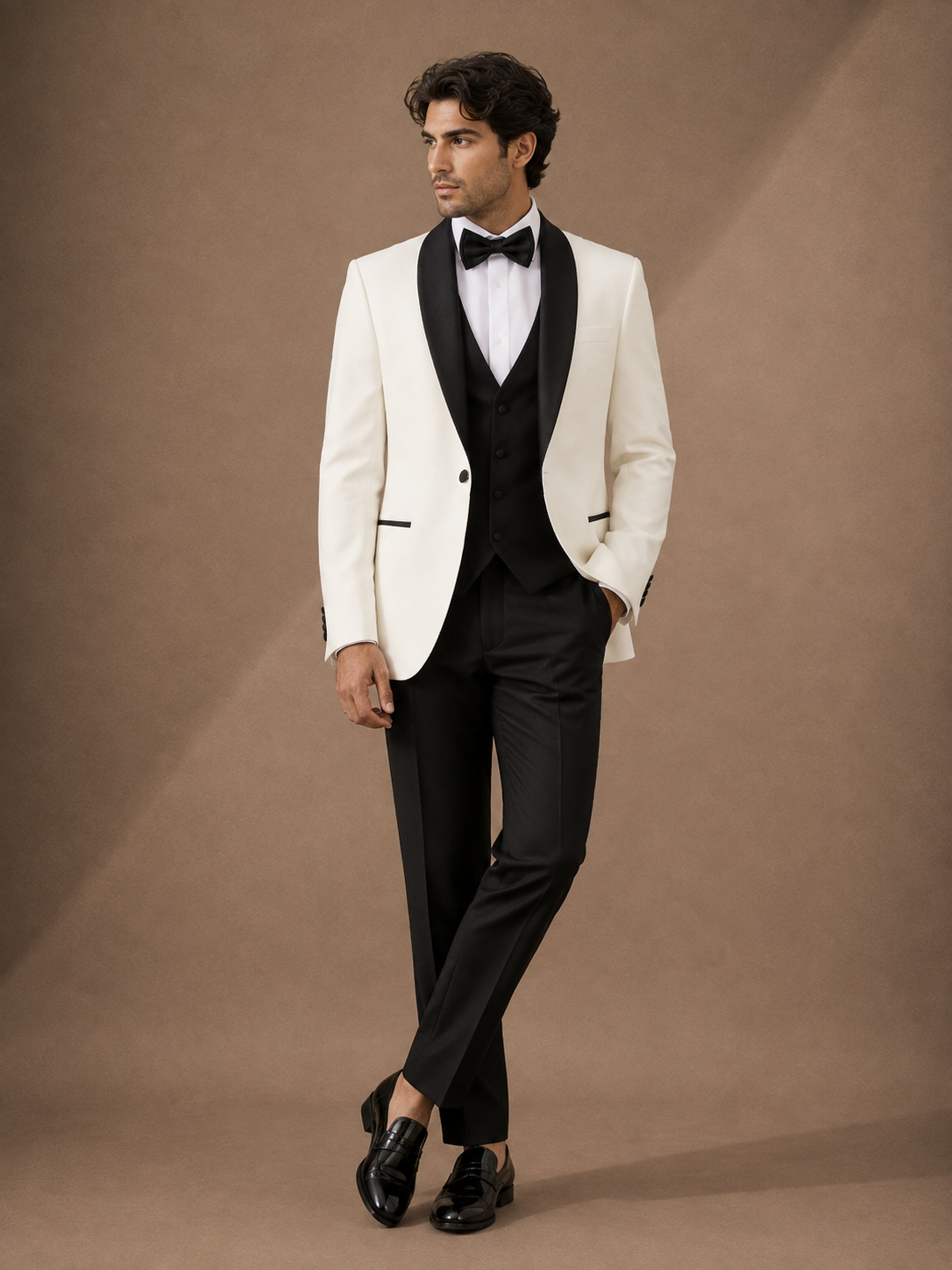 Eleganter Smoking mit schwarzem Schalkragen in Offwhite