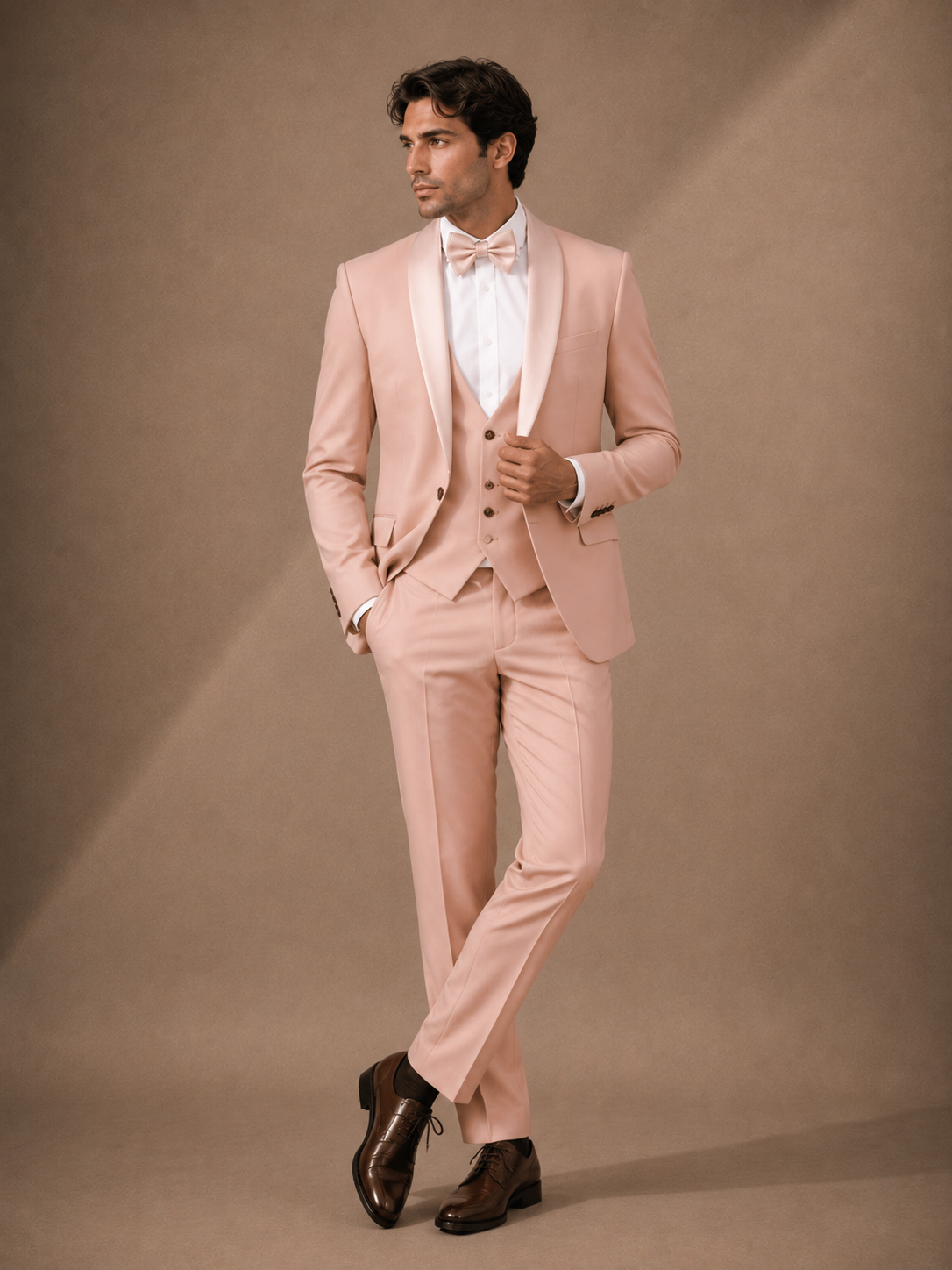 Eleganter Smoking mit Satinrevers in Rosé
