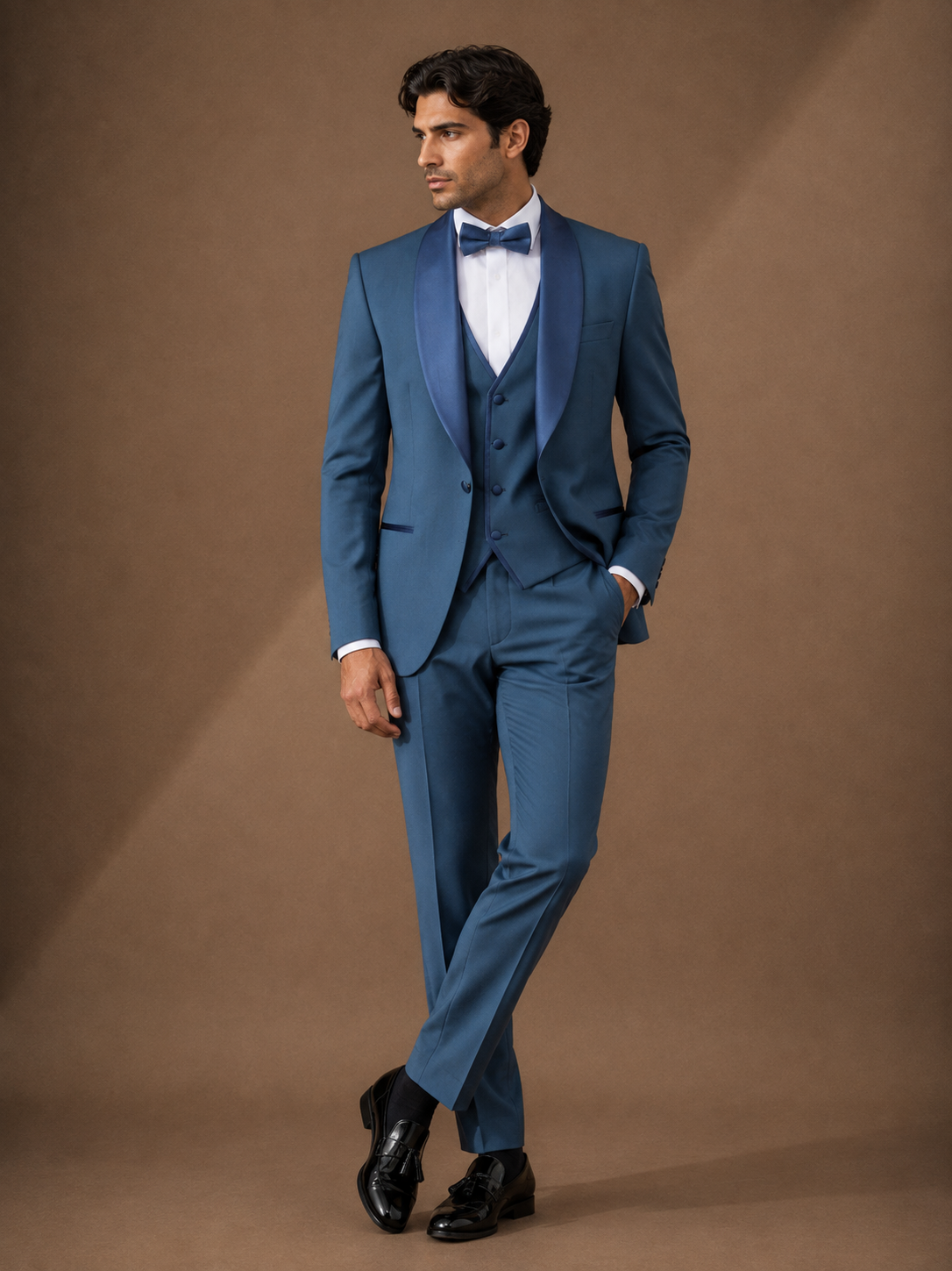 Eleganter Smoking mit Satinrevers in Hellblau