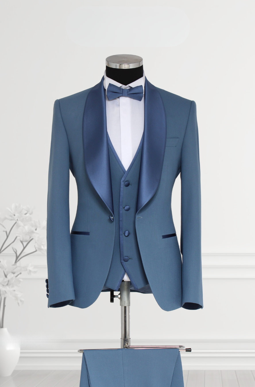 Eleganter Smoking mit Satinrevers in Hellblau