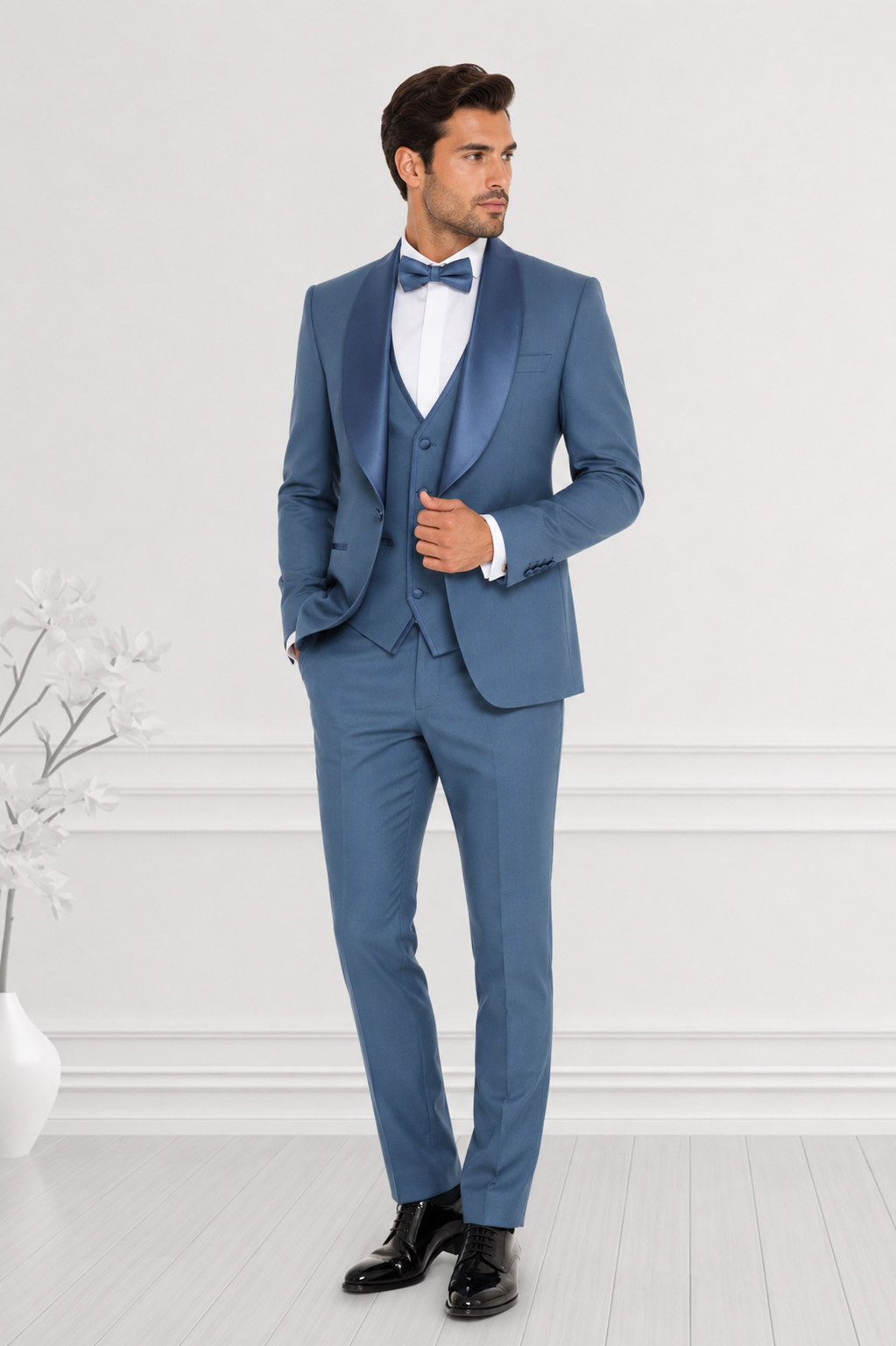 Eleganter Smoking mit Satinrevers in Hellblau