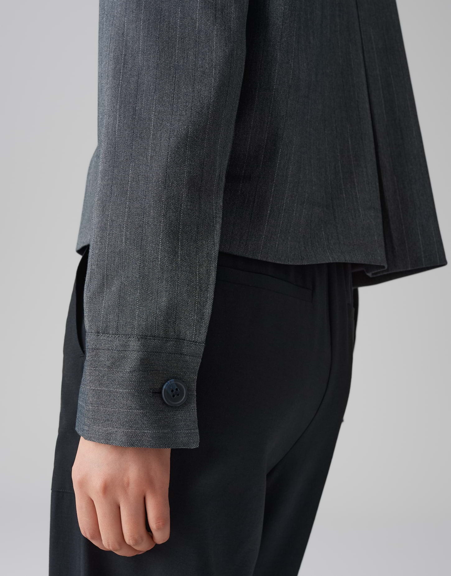 Opus - Verkürzte Jacke mit Nadelstreifen - Hydena