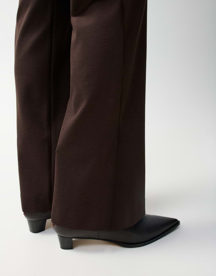 Opus - Dunkelbraune City Pants in Kick Flared Silhouette - Elin